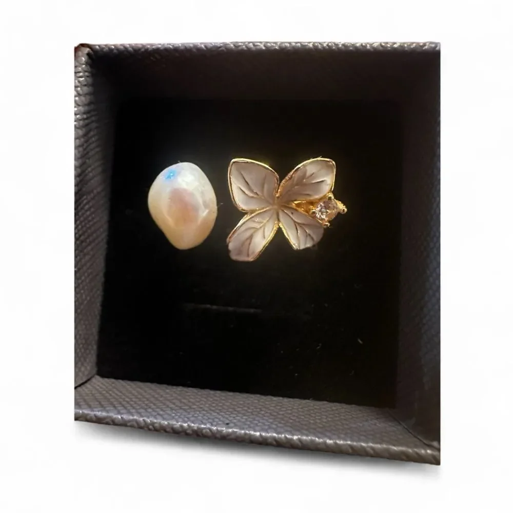 Elegant Adjustable freshwater Pearl and Flower Ring - Picture 4 of 5